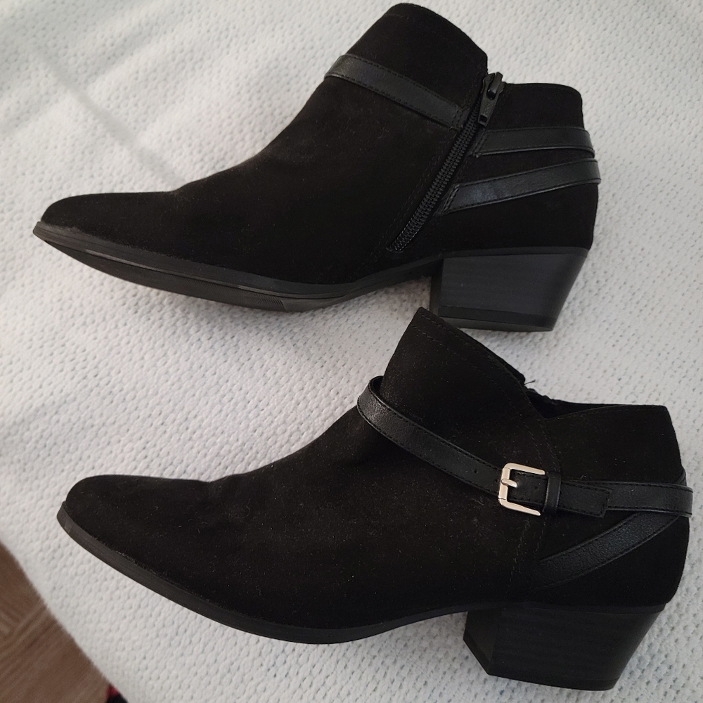 EUC Old Navy black suede booties. Size 9.5